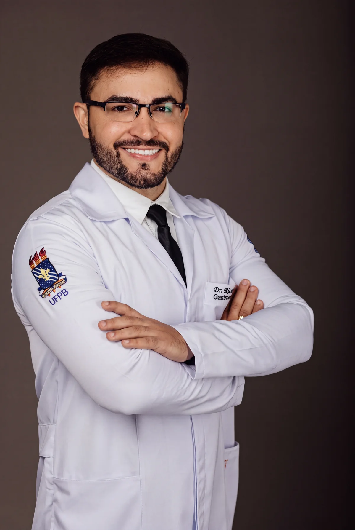 Dr. Ricardo Siqueira de jaleco, em retrato profissional
